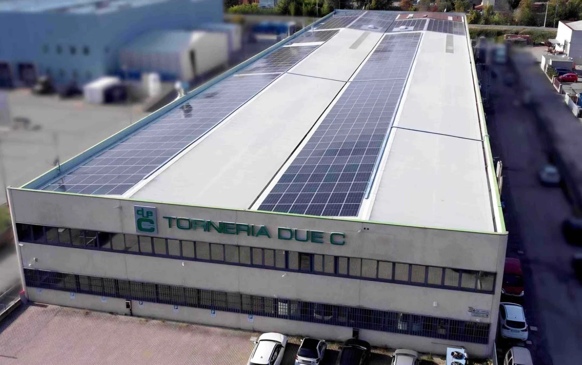 Foto dall'alto del nuovo stabilimento produttivo dotato di impianto fotovoltaico da 300 kw: al suo interno, oltre ai macchinari, ci sono gli uffici dell'amministrazione, del responsabile di produzione, ufficio acquisti, sale ricevimento fornitori e la sala ricevimento Clienti
